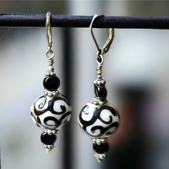 925 Silver and Glass Jewels Earrings Women’s Black White Dangle - Picture 1 of 5